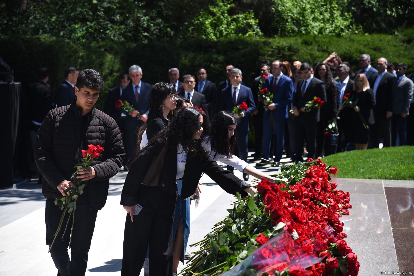 Azərbaycan xalqı Ulu Öndər Heydər Əliyevin məzarını ziyarət edir (FOTO)
