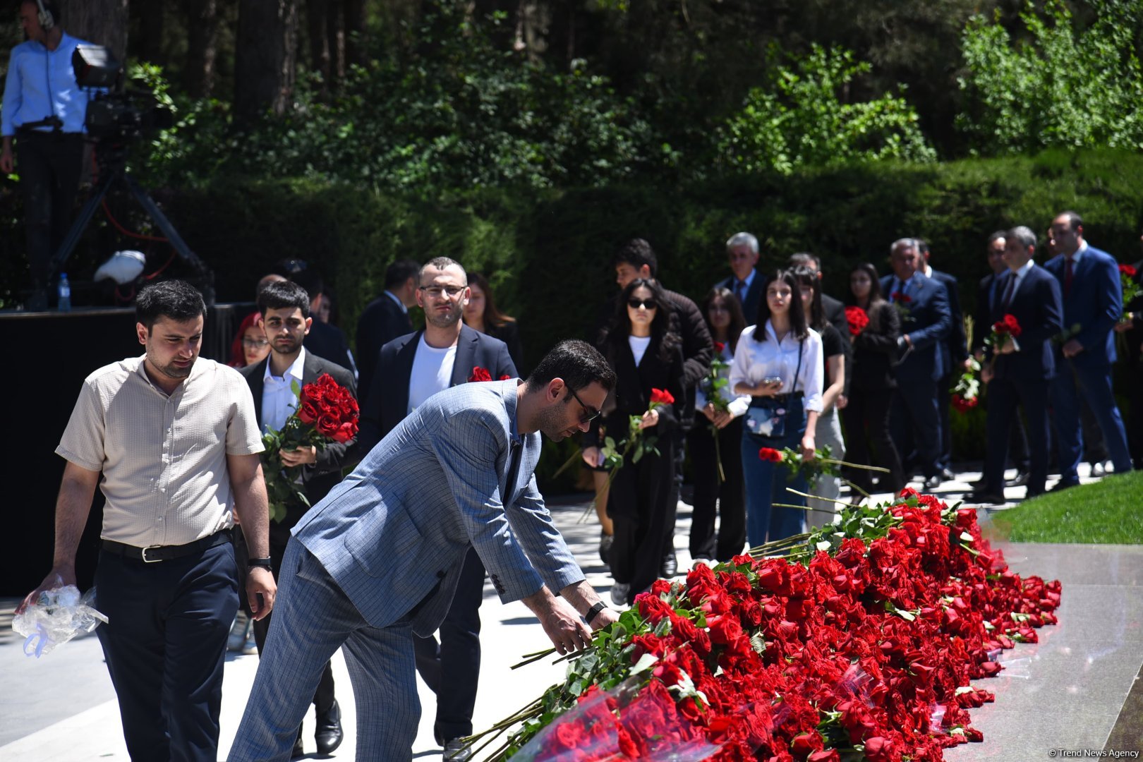 Azərbaycan xalqı Ulu Öndər Heydər Əliyevin məzarını ziyarət edir (FOTO)