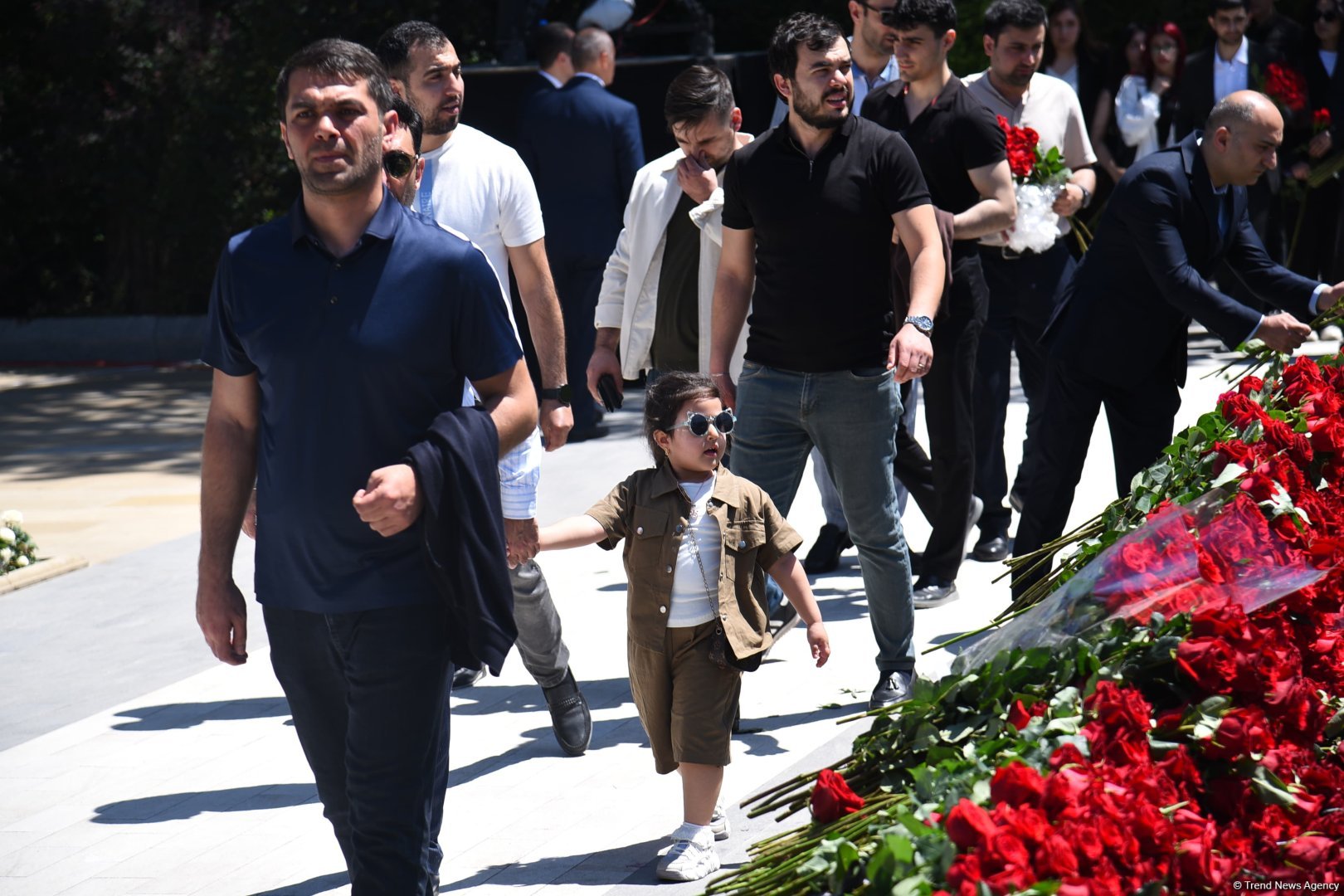 Azərbaycan xalqı Ulu Öndər Heydər Əliyevin məzarını ziyarət edir (FOTO)