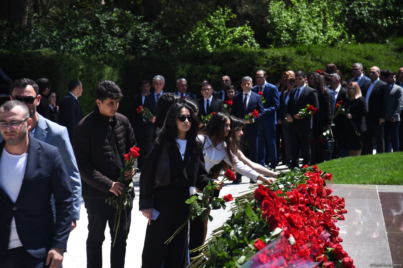 Azərbaycan xalqı Ulu Öndər Heydər Əliyevin məzarını ziyarət edir (FOTO)