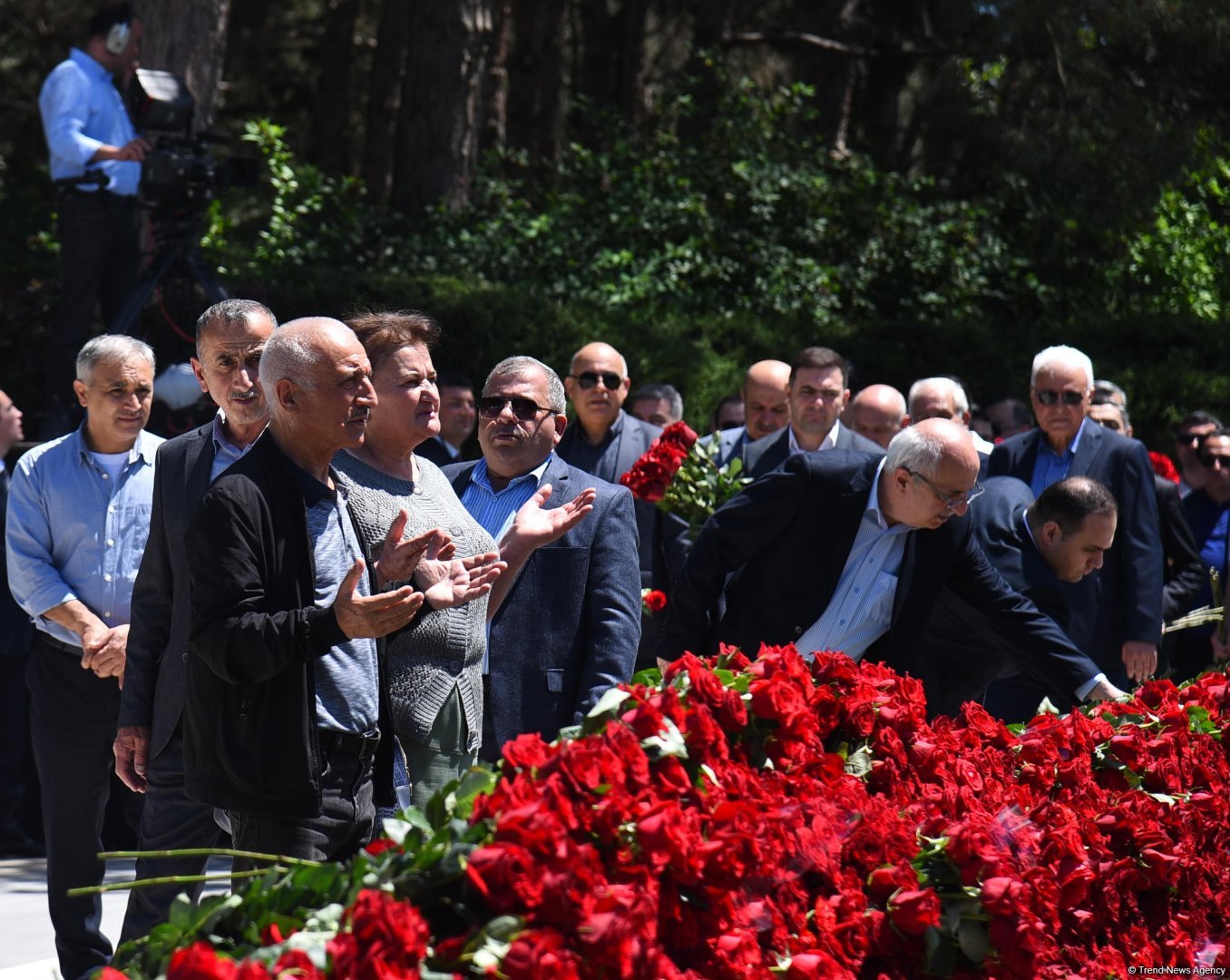 Azərbaycan xalqı Ulu Öndər Heydər Əliyevin məzarını ziyarət edir (FOTO)