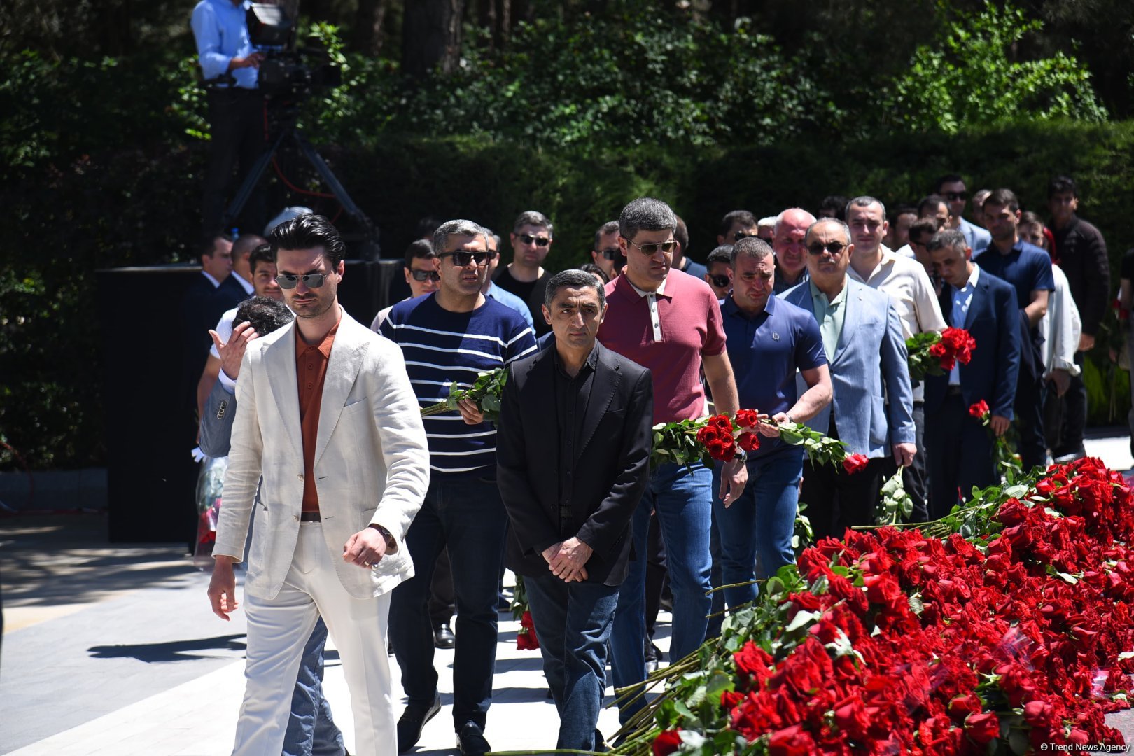 Azərbaycan xalqı Ulu Öndər Heydər Əliyevin məzarını ziyarət edir (FOTO)