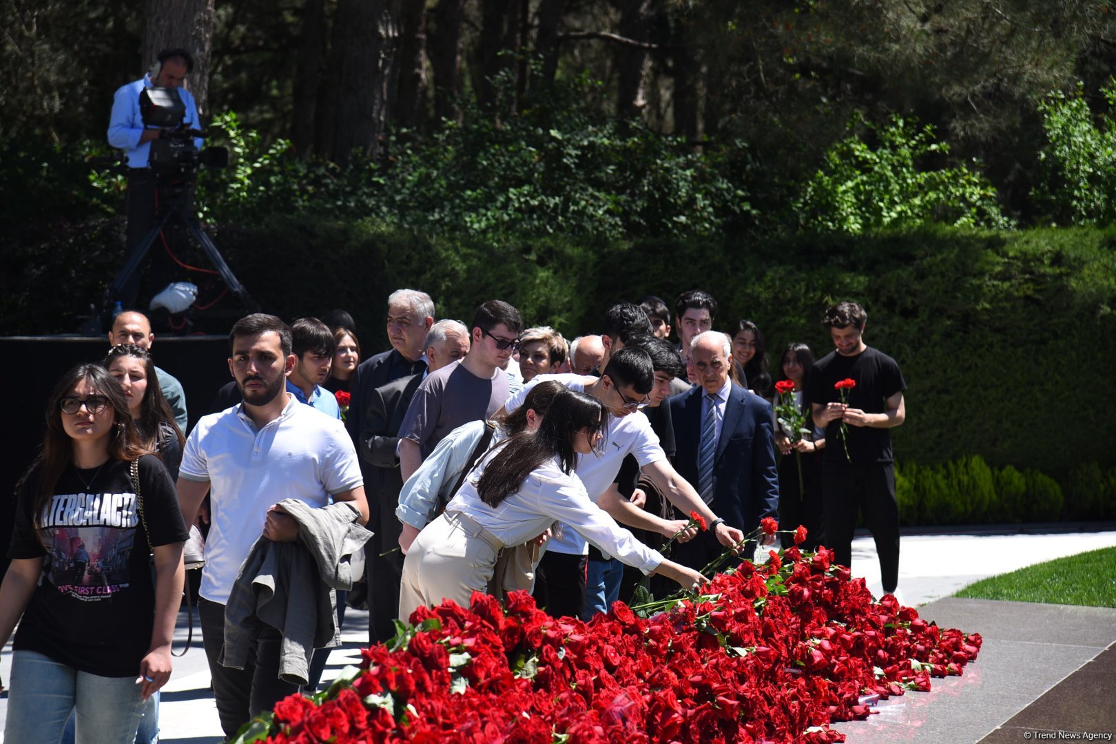 Azərbaycan xalqı Ulu Öndər Heydər Əliyevin məzarını ziyarət edir (FOTO)