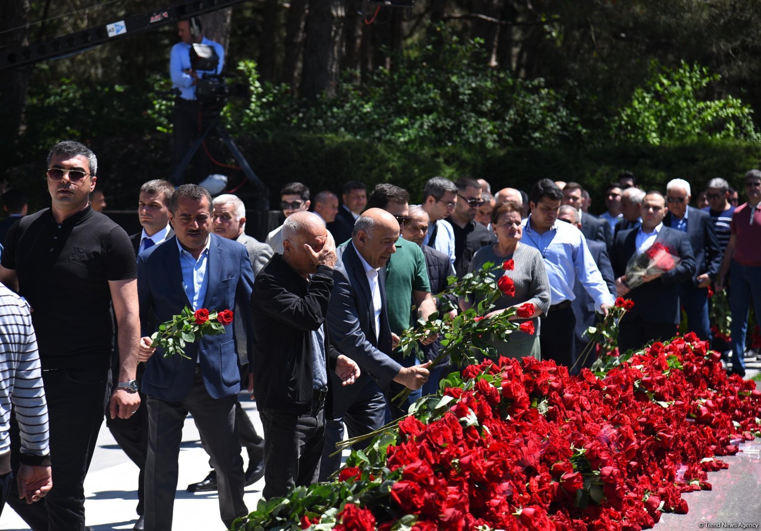 Azərbaycan xalqı Ulu Öndər Heydər Əliyevin məzarını ziyarət edir (FOTO)