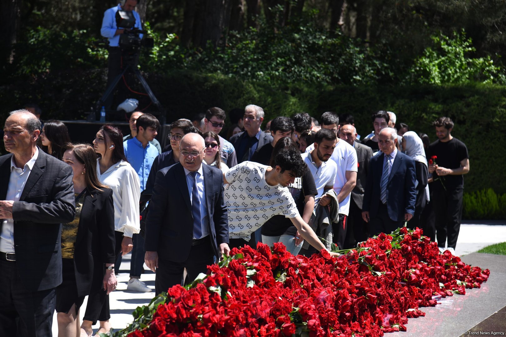 Azərbaycan xalqı Ulu Öndər Heydər Əliyevin məzarını ziyarət edir (FOTO)