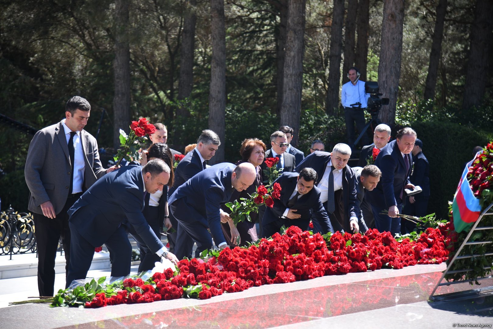 Azərbaycan xalqı Ulu Öndər Heydər Əliyevin məzarını ziyarət edir (FOTO)