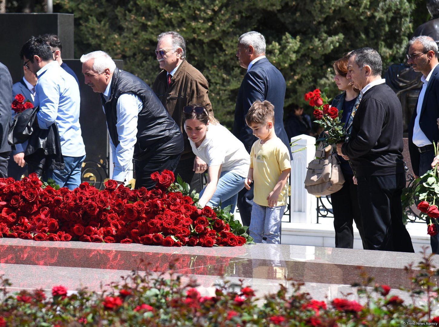 Azərbaycan xalqı Ulu Öndər Heydər Əliyevin məzarını ziyarət edir (FOTO)