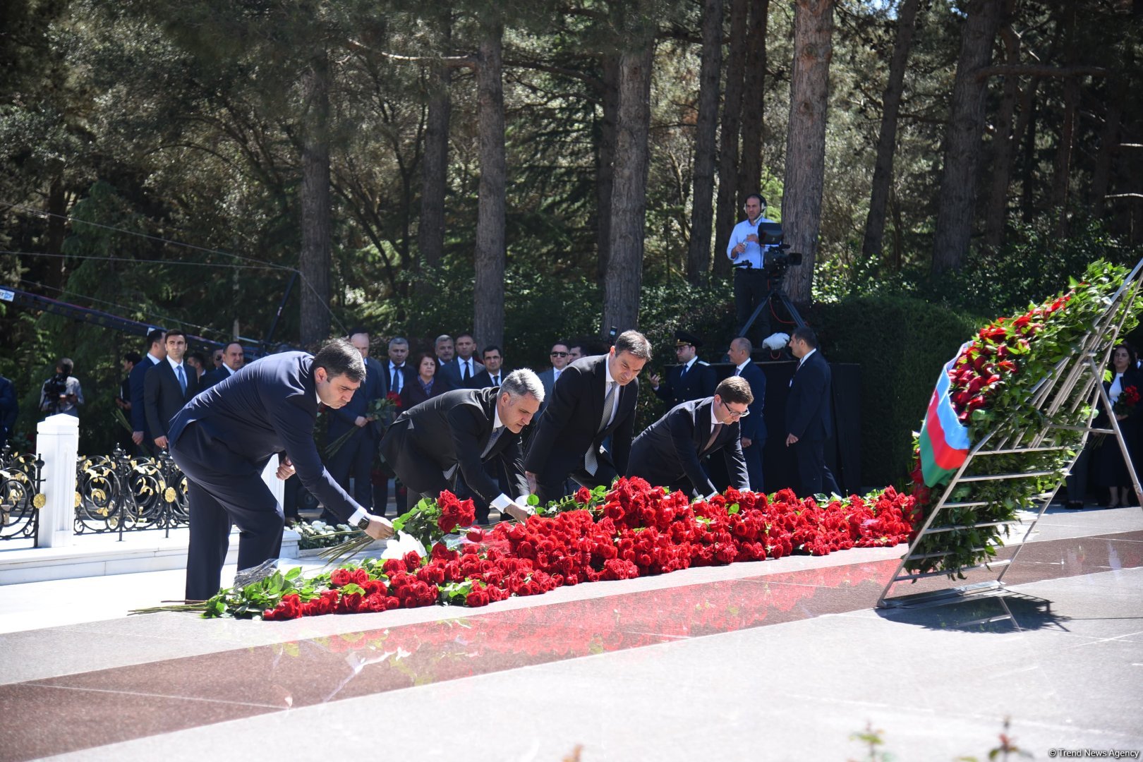 Azərbaycan xalqı Ulu Öndər Heydər Əliyevin məzarını ziyarət edir (FOTO)
