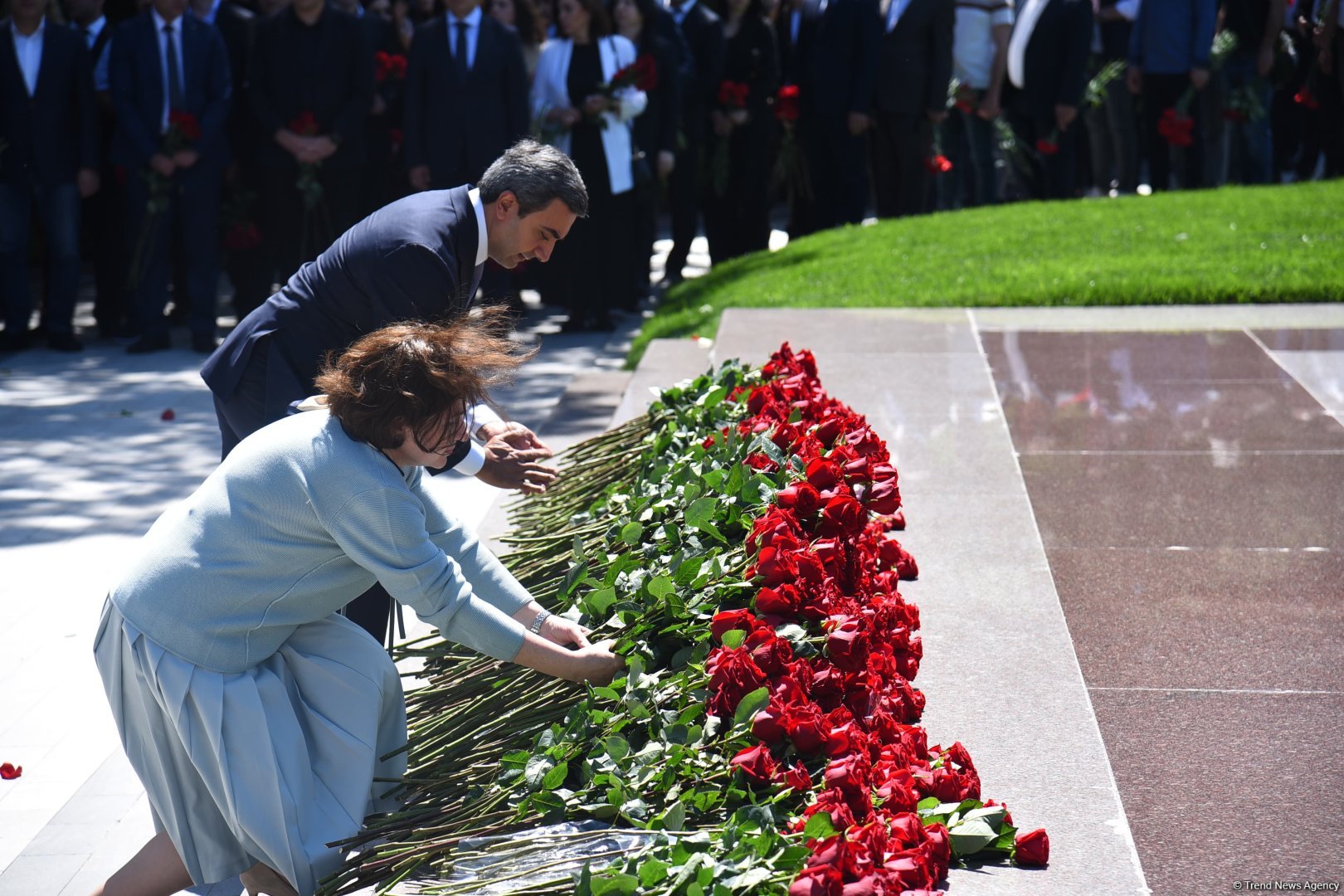 Azərbaycan xalqı Ulu Öndər Heydər Əliyevin məzarını ziyarət edir (FOTO)