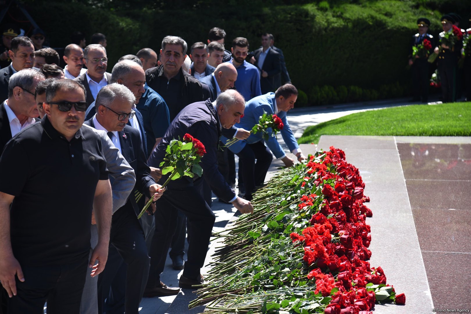 Azərbaycan xalqı Ulu Öndər Heydər Əliyevin məzarını ziyarət edir (FOTO)