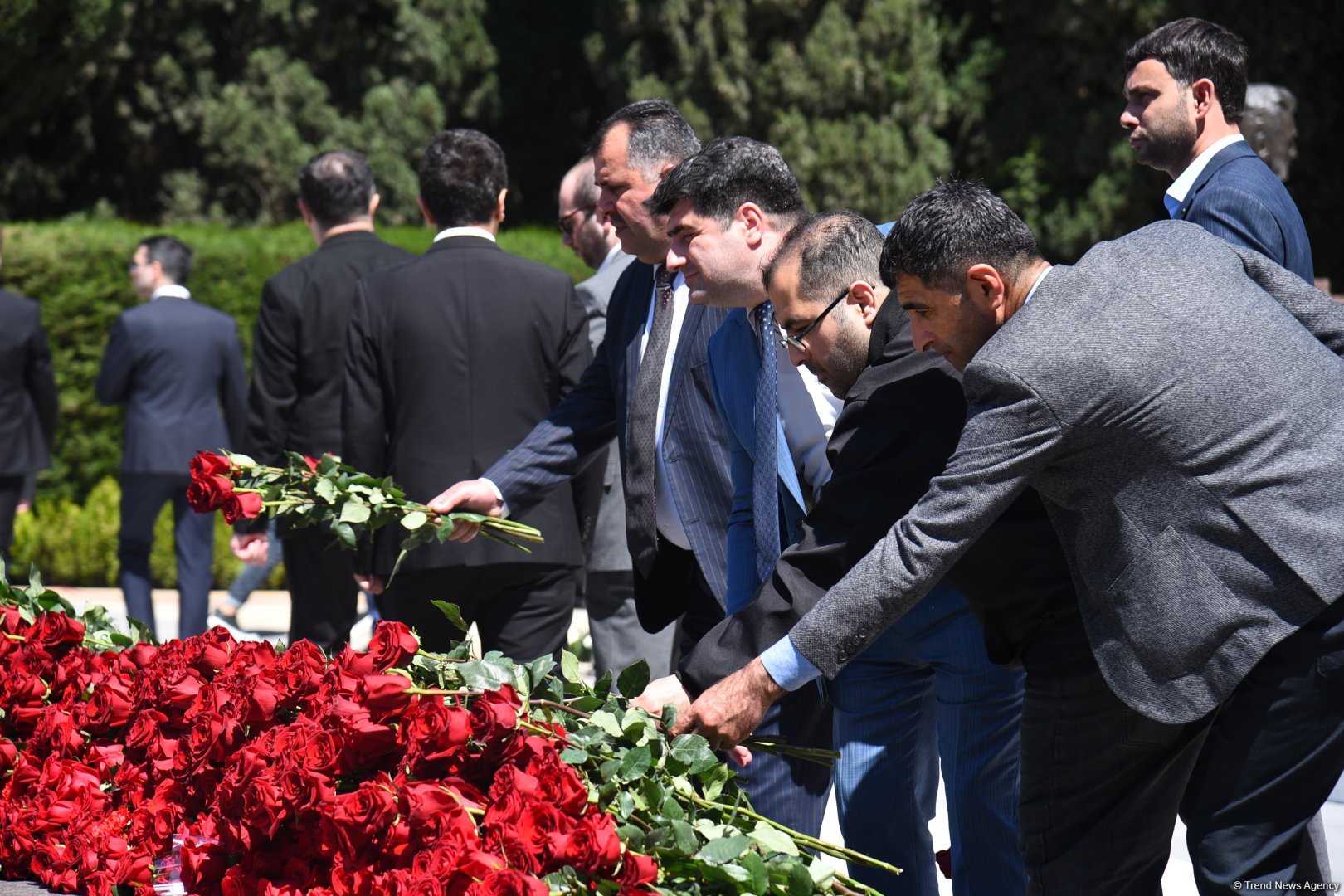 Azərbaycan xalqı Ulu Öndər Heydər Əliyevin məzarını ziyarət edir (FOTO)
