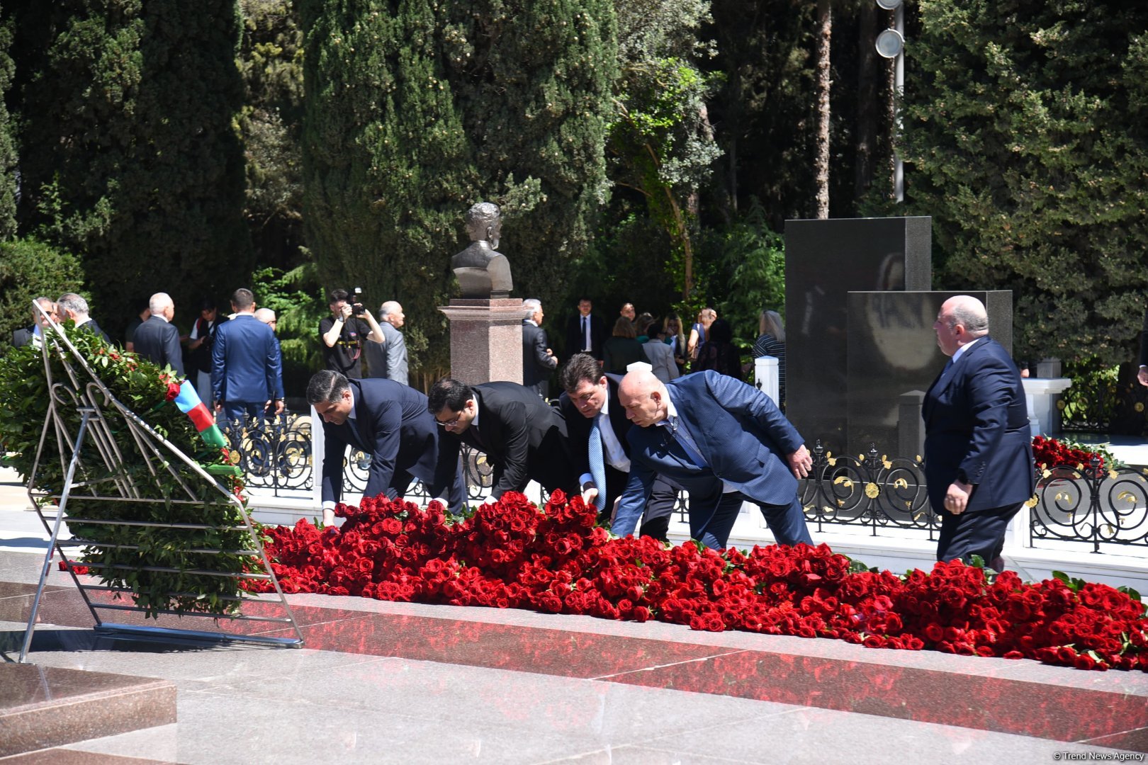 Azərbaycan xalqı Ulu Öndər Heydər Əliyevin məzarını ziyarət edir (FOTO)