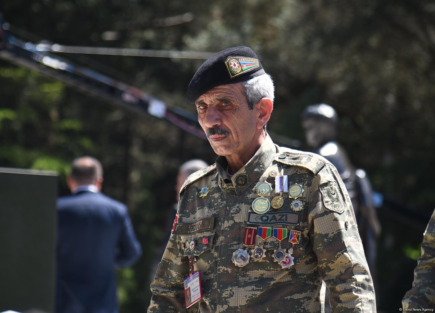 Azərbaycan xalqı Ulu Öndər Heydər Əliyevin məzarını ziyarət edir (FOTO)