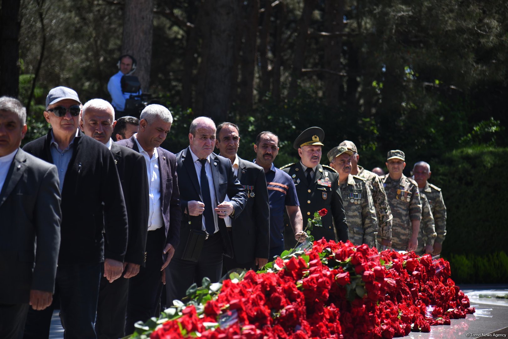 Azərbaycan xalqı Ulu Öndər Heydər Əliyevin məzarını ziyarət edir (FOTO)
