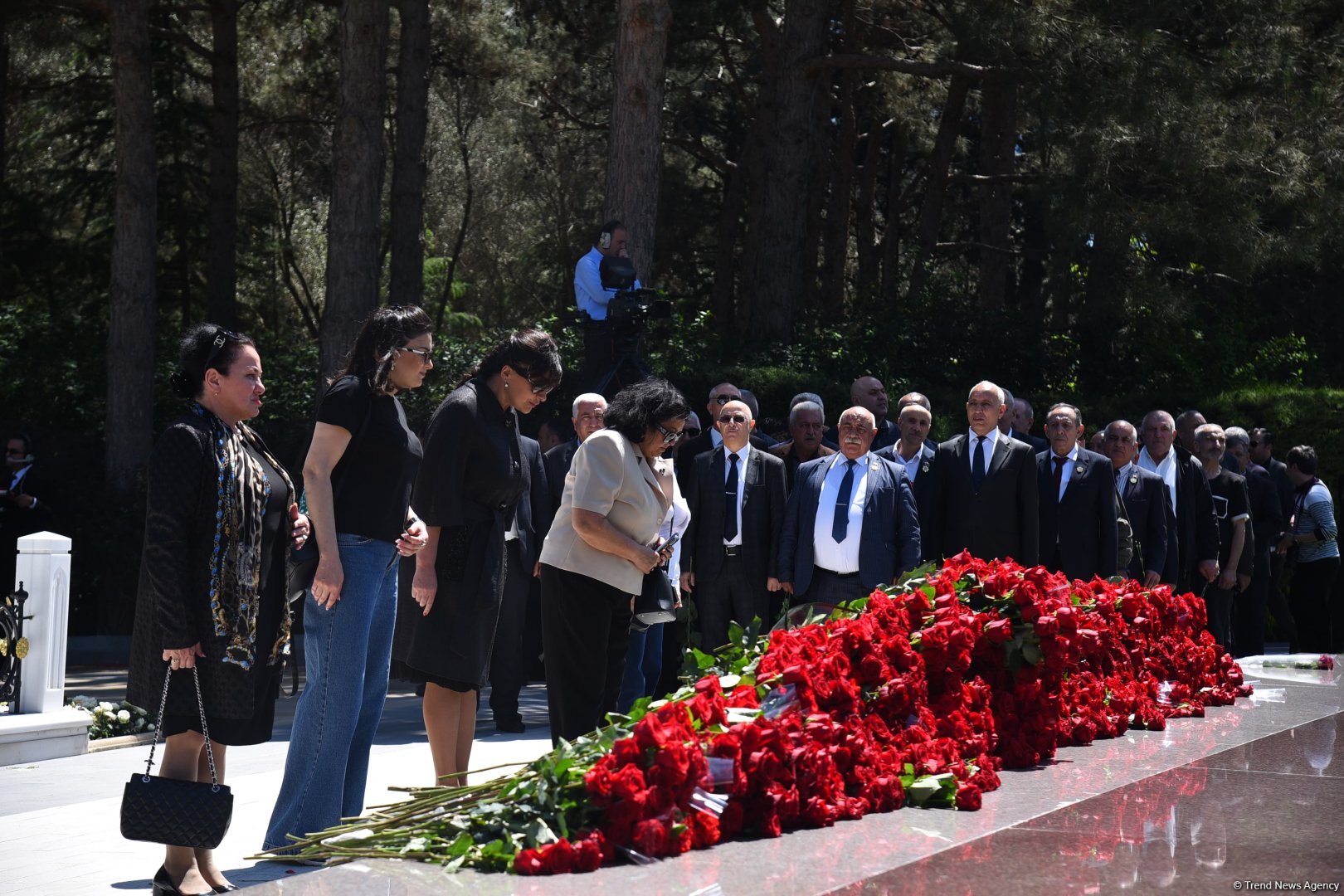 Azərbaycan xalqı Ulu Öndər Heydər Əliyevin məzarını ziyarət edir (FOTO)