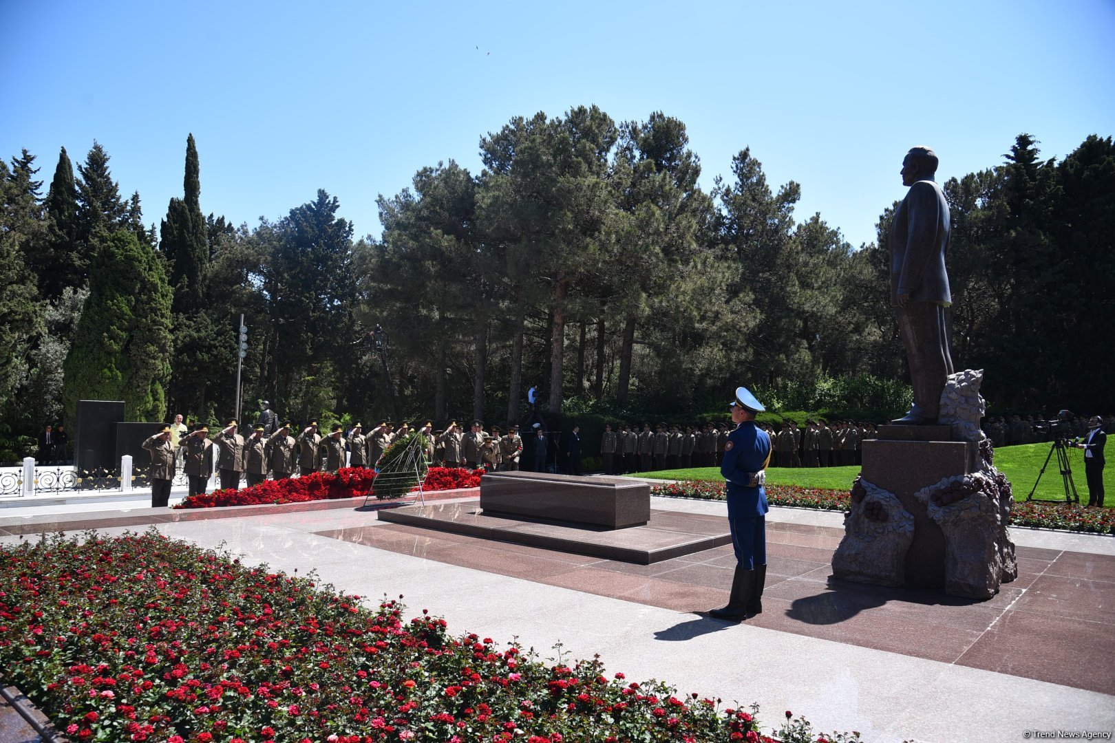 Azərbaycan xalqı Ulu Öndər Heydər Əliyevin məzarını ziyarət edir (FOTO)