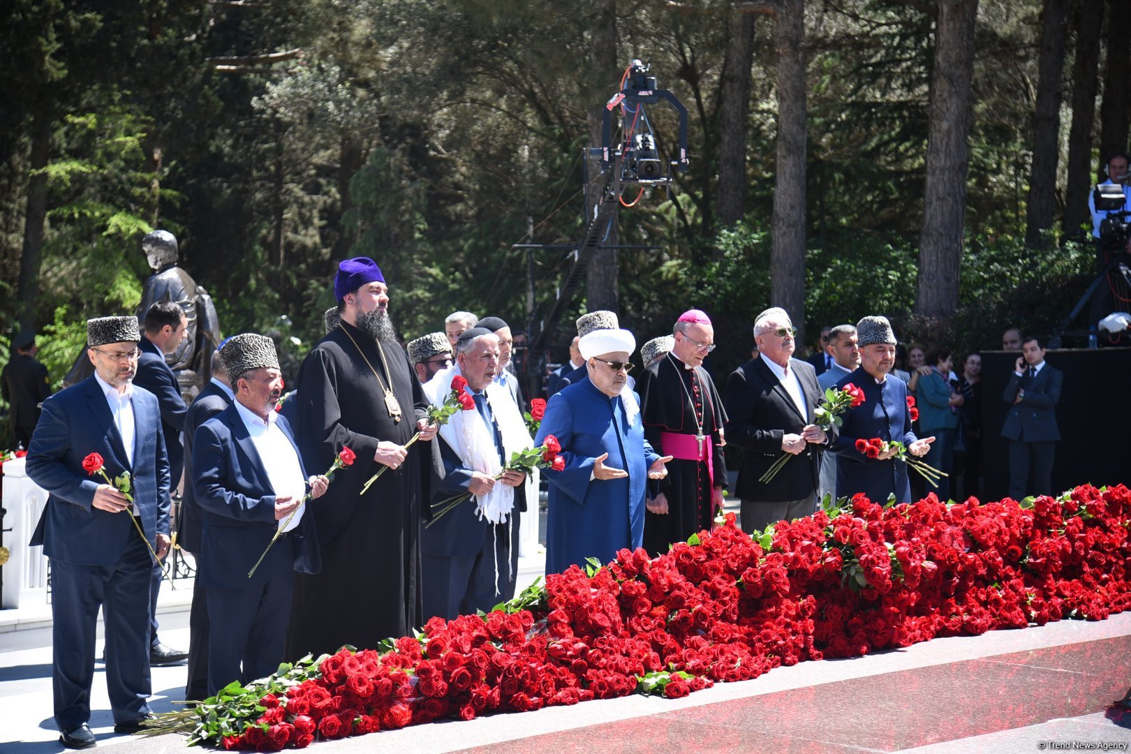 Azərbaycan xalqı Ulu Öndər Heydər Əliyevin məzarını ziyarət edir (FOTO)