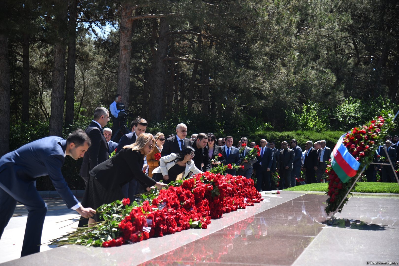 Azərbaycan xalqı Ulu Öndər Heydər Əliyevin məzarını ziyarət edir (FOTO)