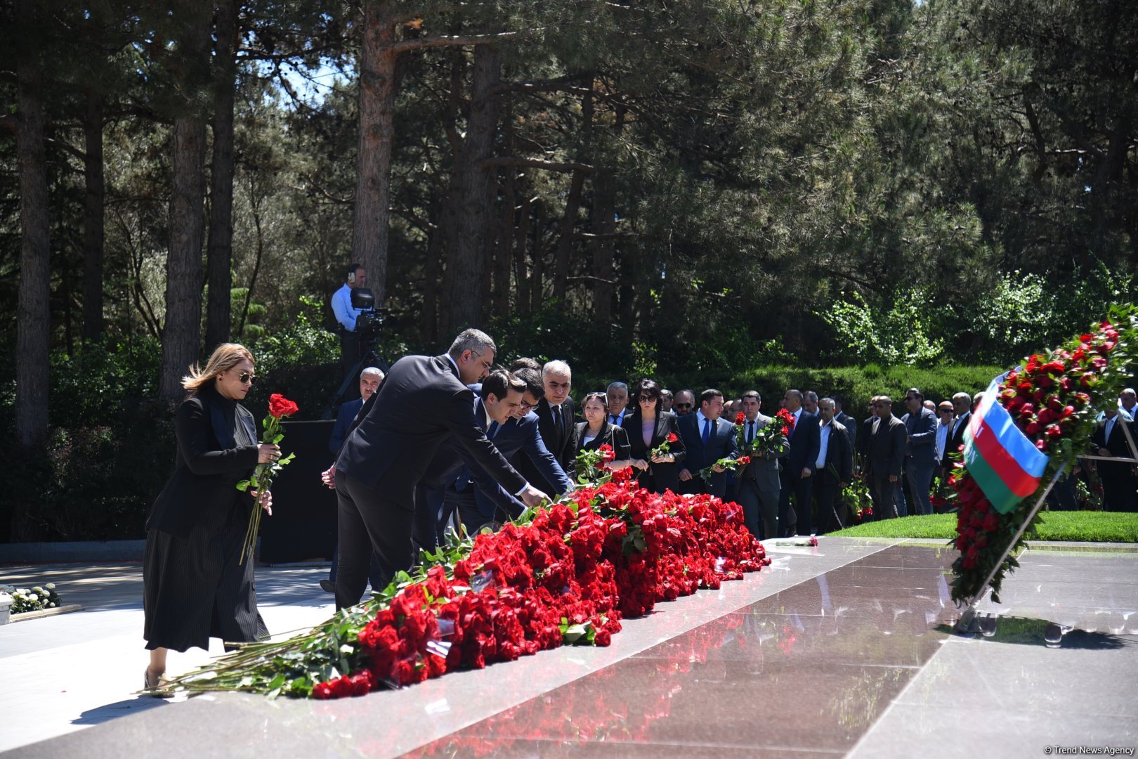 Azərbaycan xalqı Ulu Öndər Heydər Əliyevin məzarını ziyarət edir (FOTO)