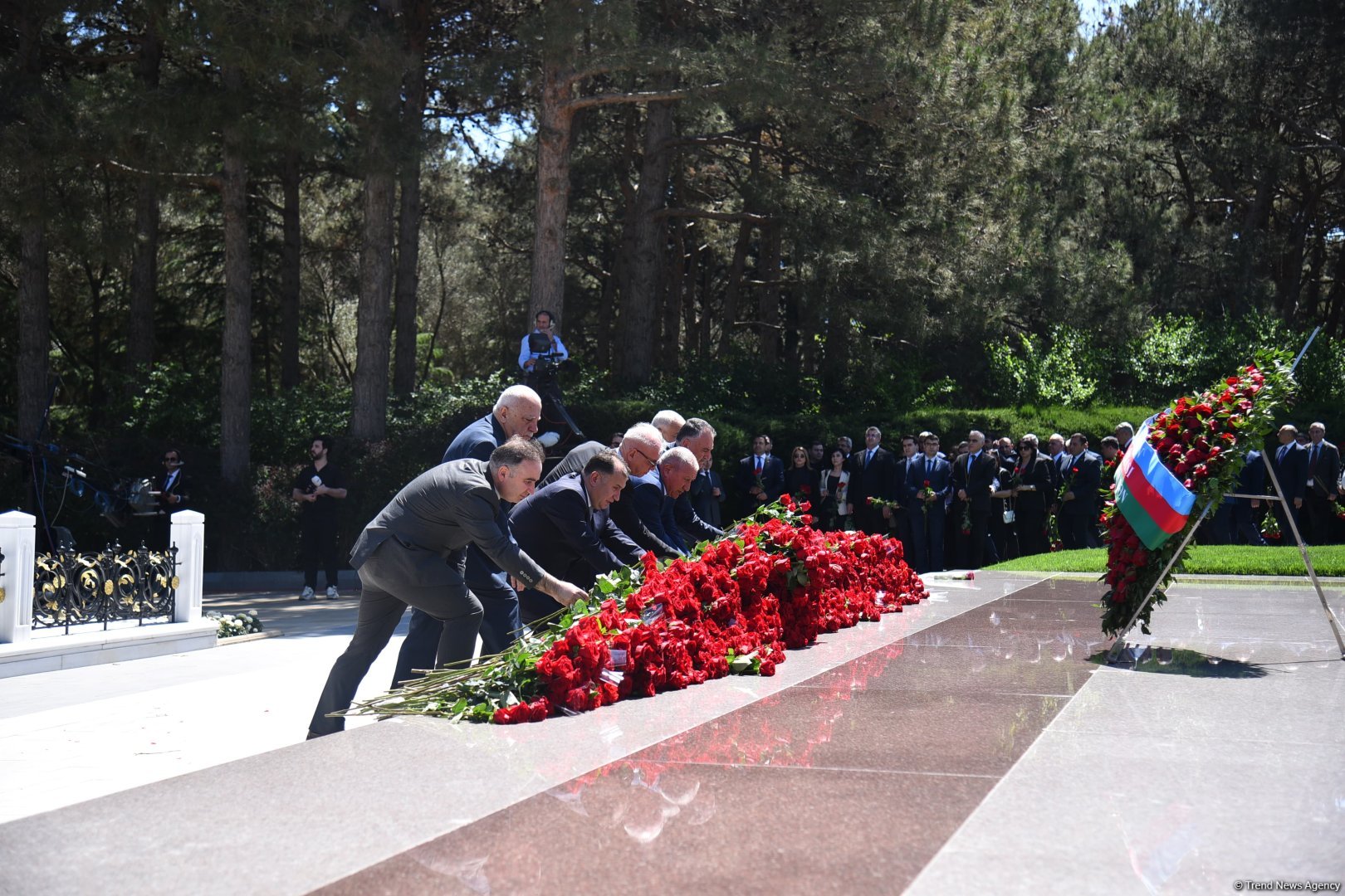 Azərbaycan xalqı Ulu Öndər Heydər Əliyevin məzarını ziyarət edir (FOTO)