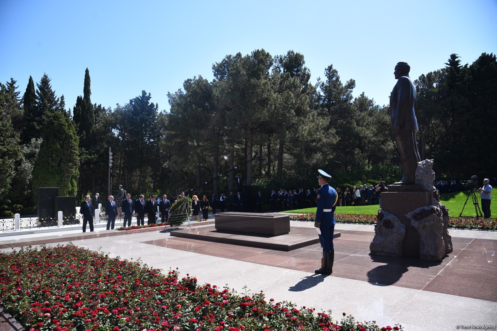 Azərbaycan xalqı Ulu Öndər Heydər Əliyevin məzarını ziyarət edir (FOTO)