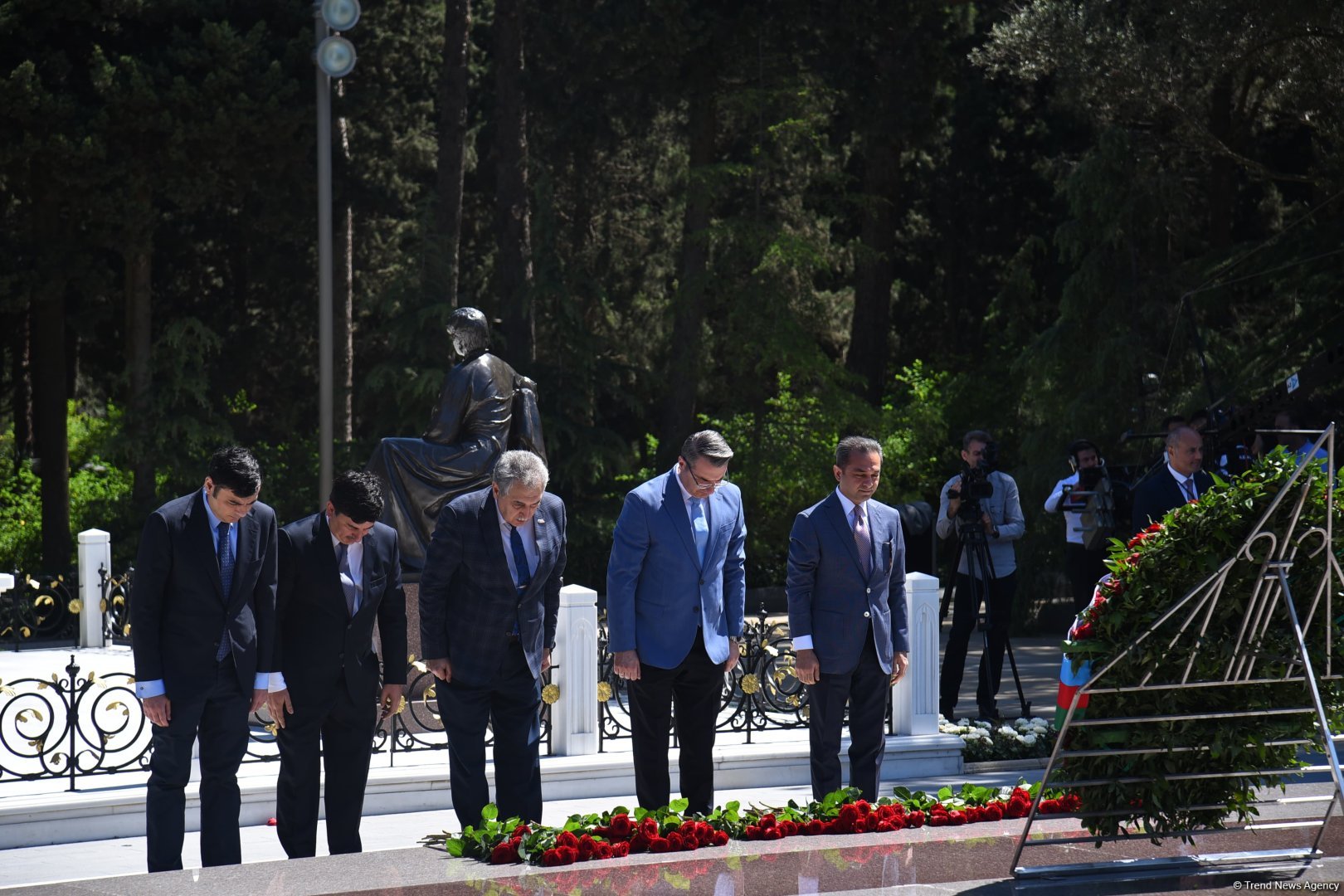 Azərbaycan xalqı Ulu Öndər Heydər Əliyevin məzarını ziyarət edir (FOTO)