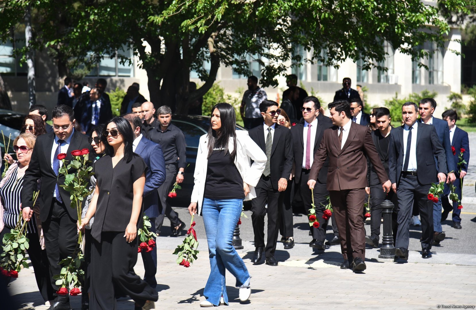 Azərbaycan xalqı Ulu Öndər Heydər Əliyevin məzarını ziyarət edir (FOTO)