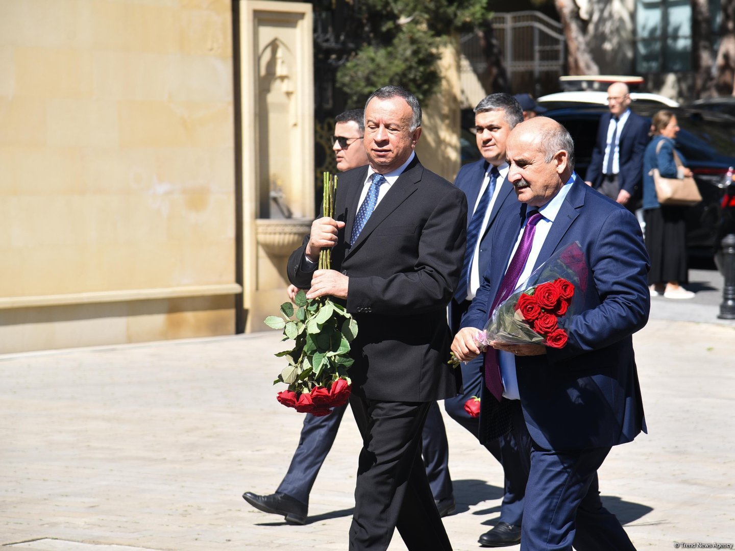 Azərbaycan xalqı Ulu Öndər Heydər Əliyevin məzarını ziyarət edir (FOTO)