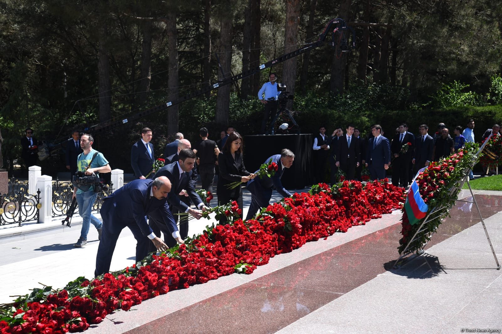 Azərbaycan xalqı Ulu Öndər Heydər Əliyevin məzarını ziyarət edir (FOTO)