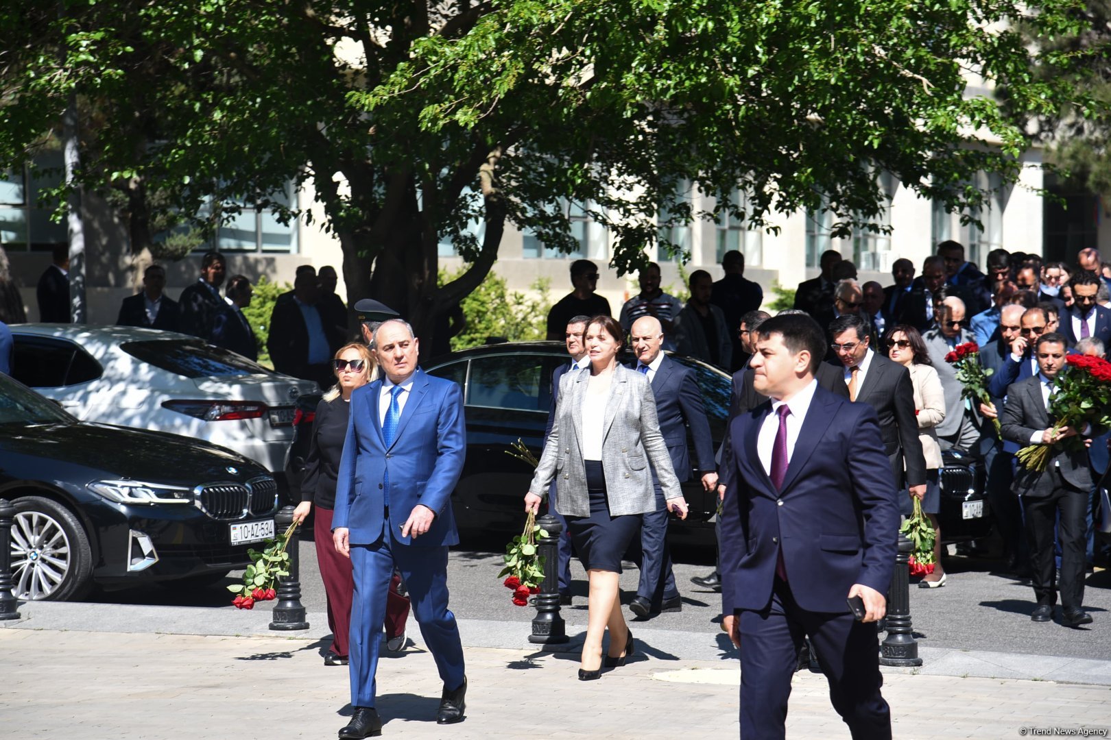 Azərbaycan xalqı Ulu Öndər Heydər Əliyevin məzarını ziyarət edir (FOTO)