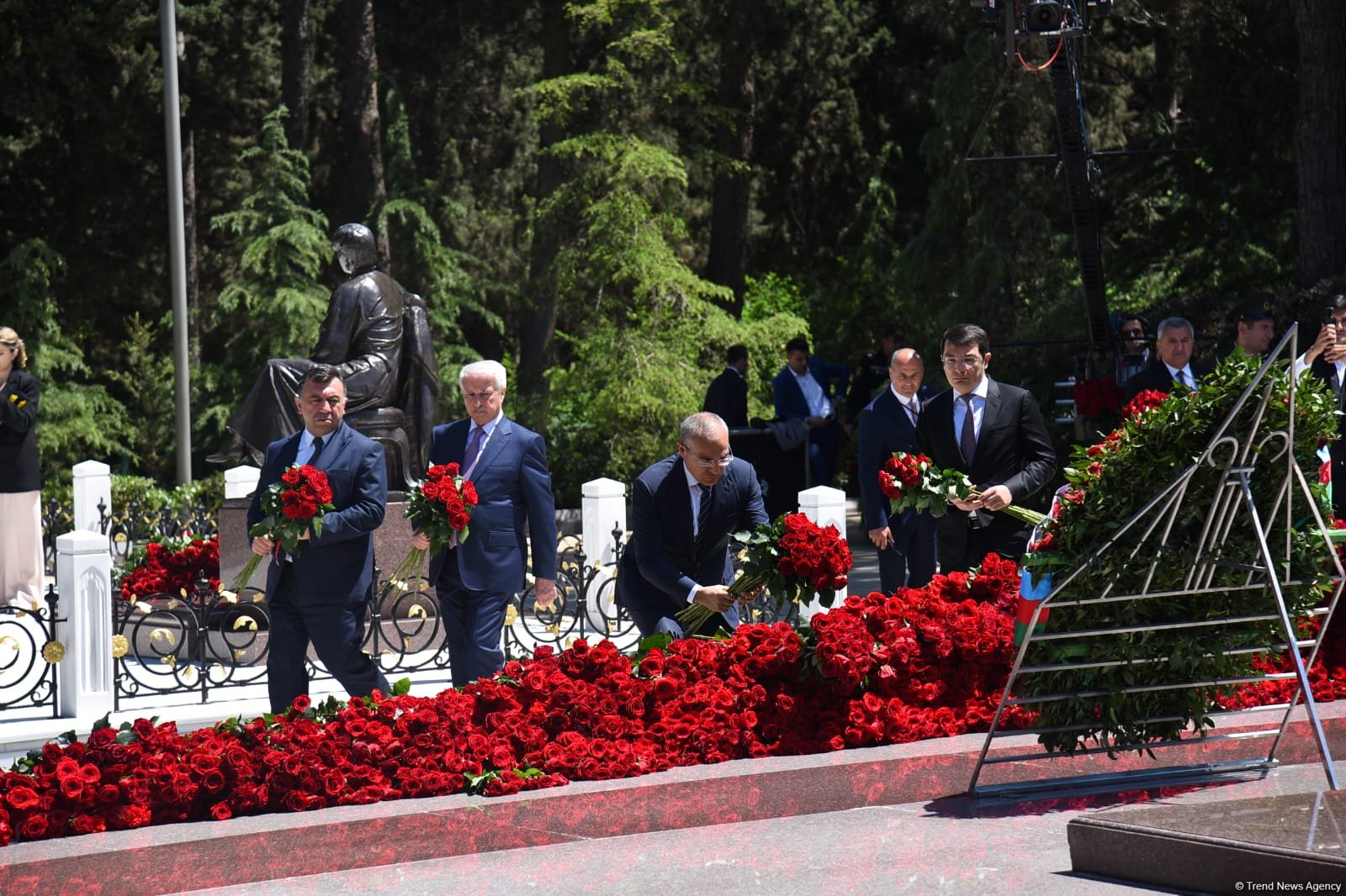 Azərbaycan xalqı Ulu Öndər Heydər Əliyevin məzarını ziyarət edir (FOTO)