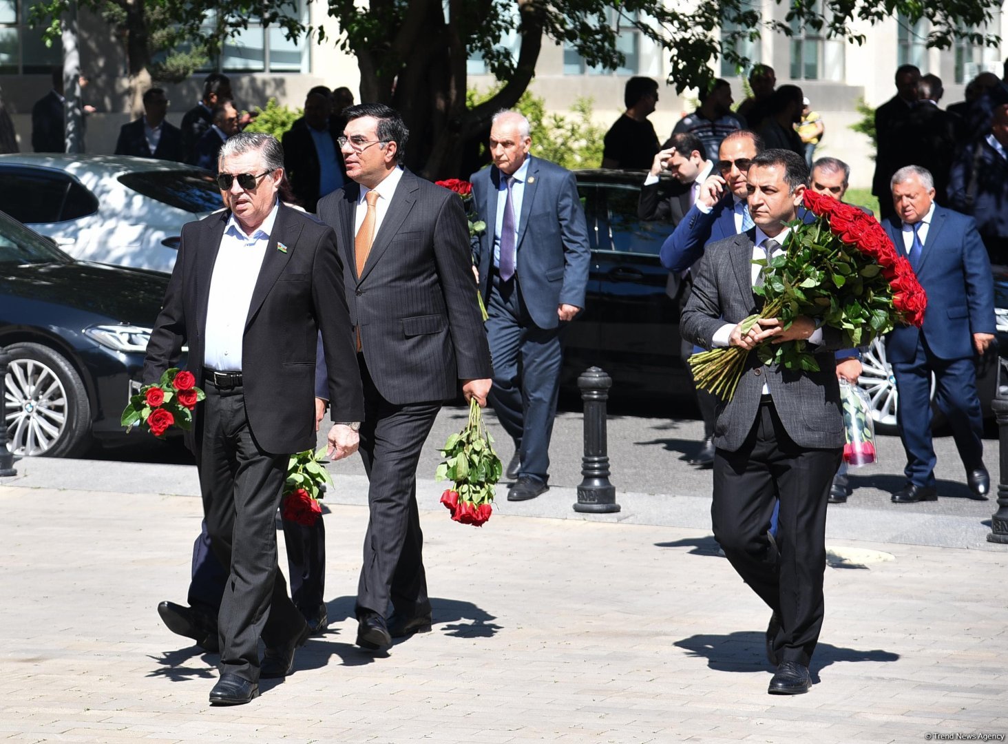 Azərbaycan xalqı Ulu Öndər Heydər Əliyevin məzarını ziyarət edir (FOTO)