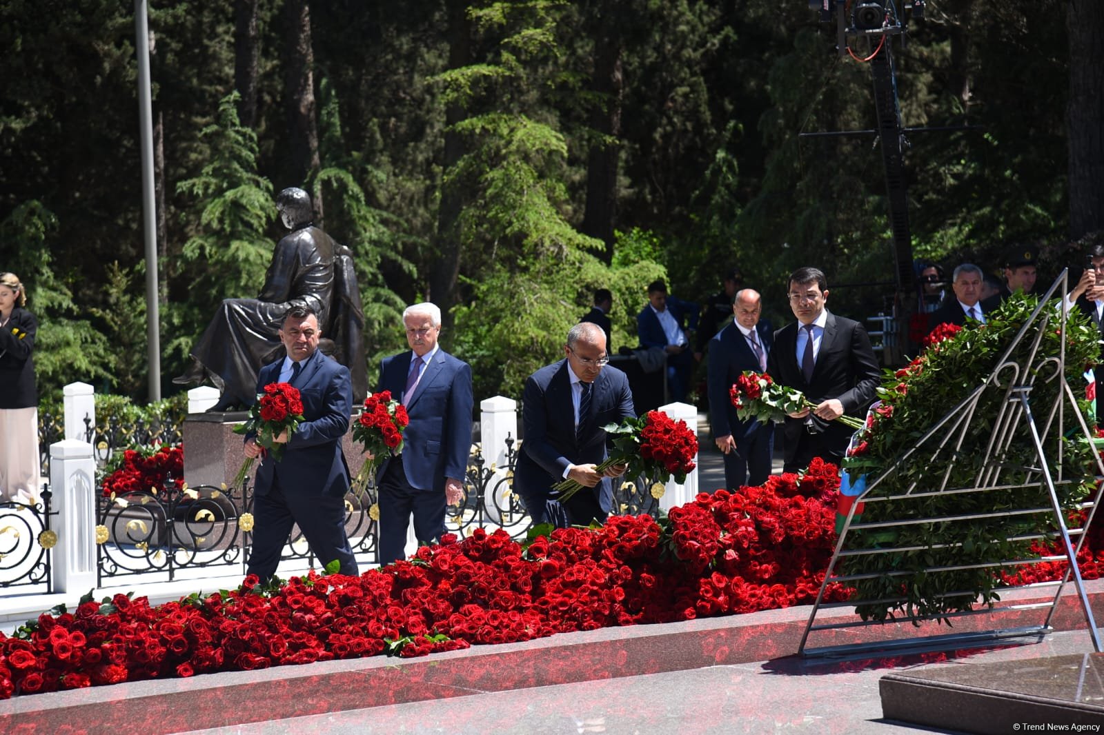 Azərbaycan xalqı Ulu Öndər Heydər Əliyevin məzarını ziyarət edir (FOTO)