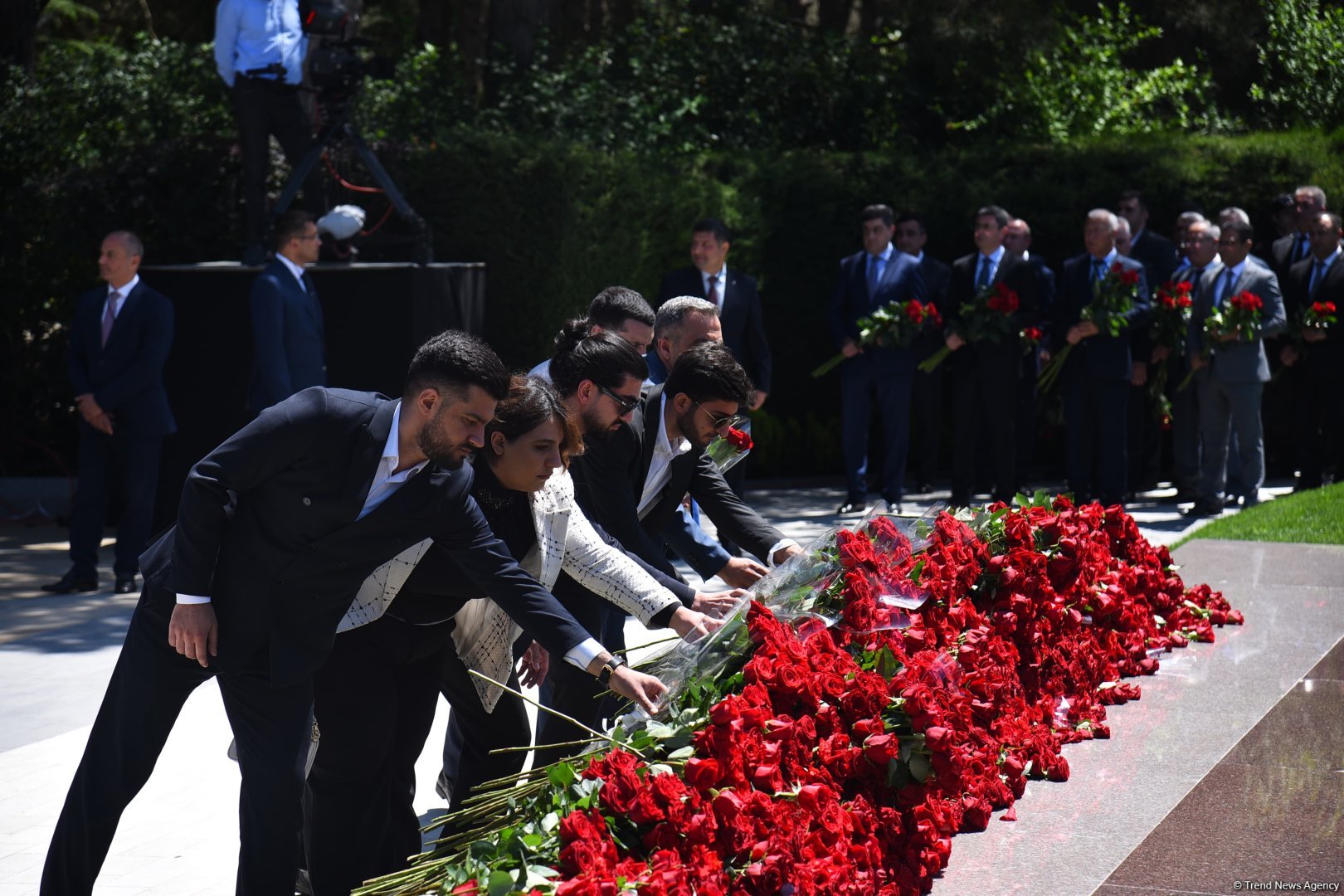 Azərbaycan xalqı Ulu Öndər Heydər Əliyevin məzarını ziyarət edir (FOTO)