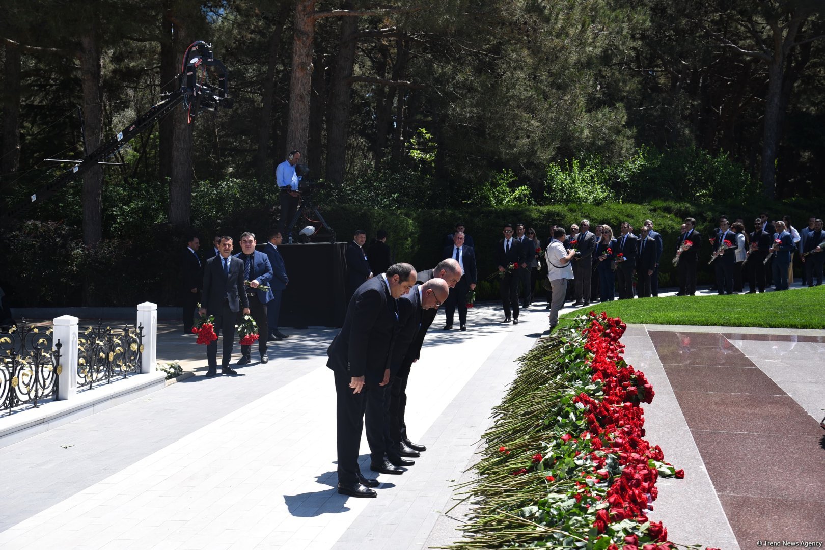 Azərbaycan xalqı Ulu Öndər Heydər Əliyevin məzarını ziyarət edir (FOTO)