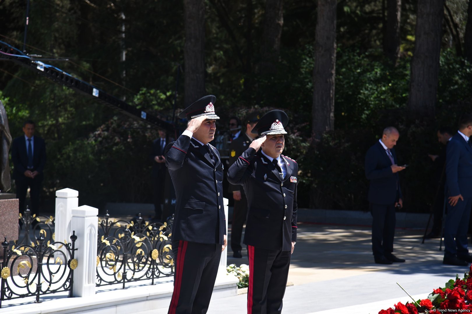 Azərbaycan xalqı Ulu Öndər Heydər Əliyevin məzarını ziyarət edir (FOTO)