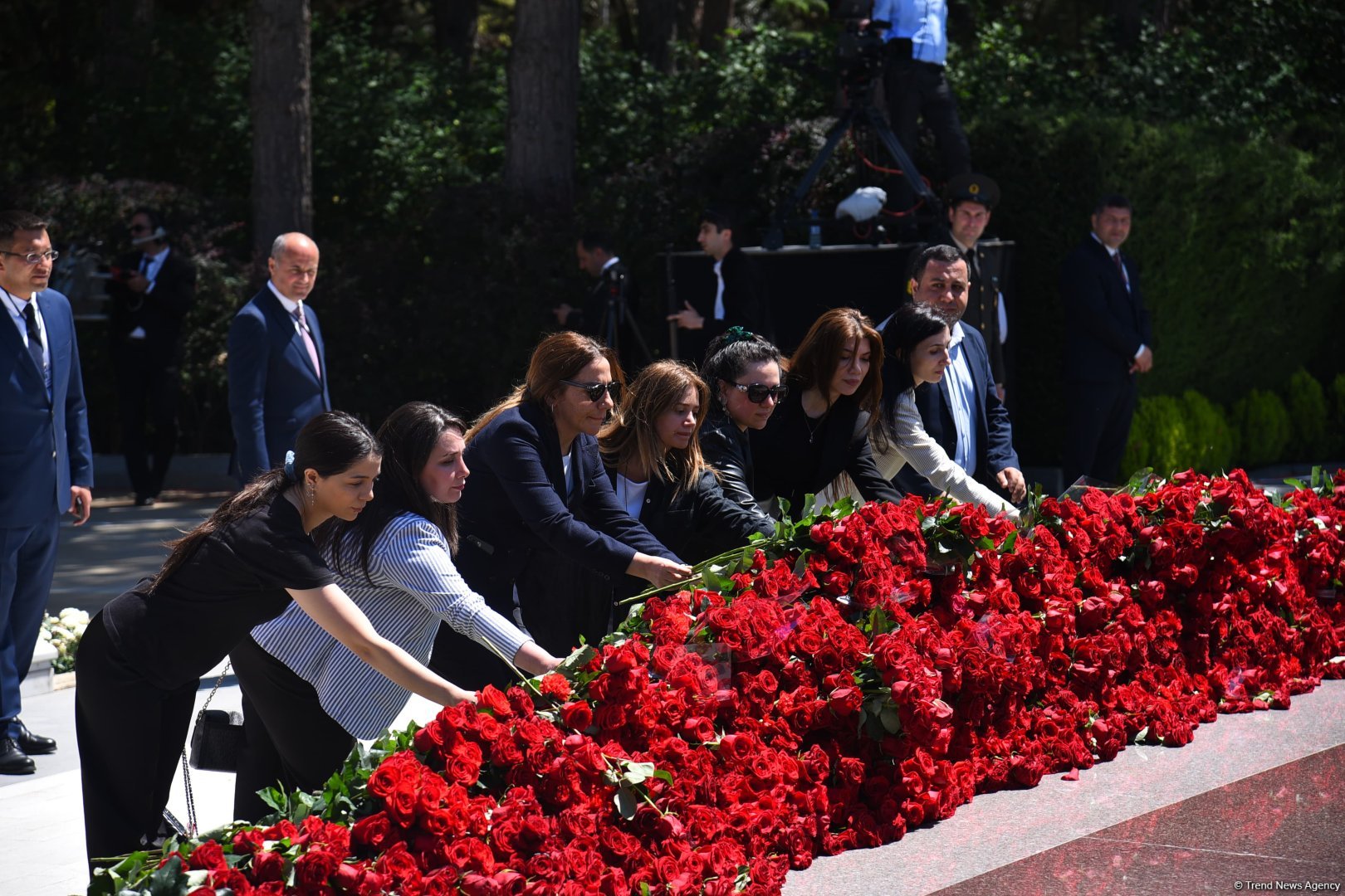 Azərbaycan xalqı Ulu Öndər Heydər Əliyevin məzarını ziyarət edir (FOTO)