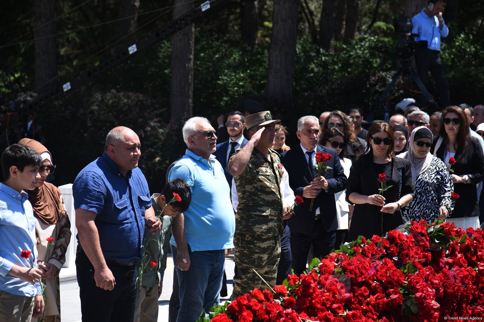 Azərbaycan xalqı Ulu Öndər Heydər Əliyevin məzarını ziyarət edir (FOTO)