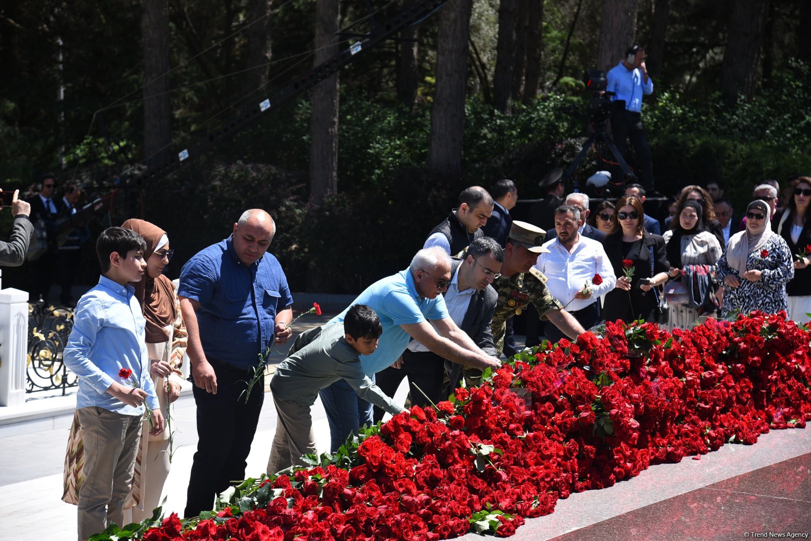 Azərbaycan xalqı Ulu Öndər Heydər Əliyevin məzarını ziyarət edir (FOTO)
