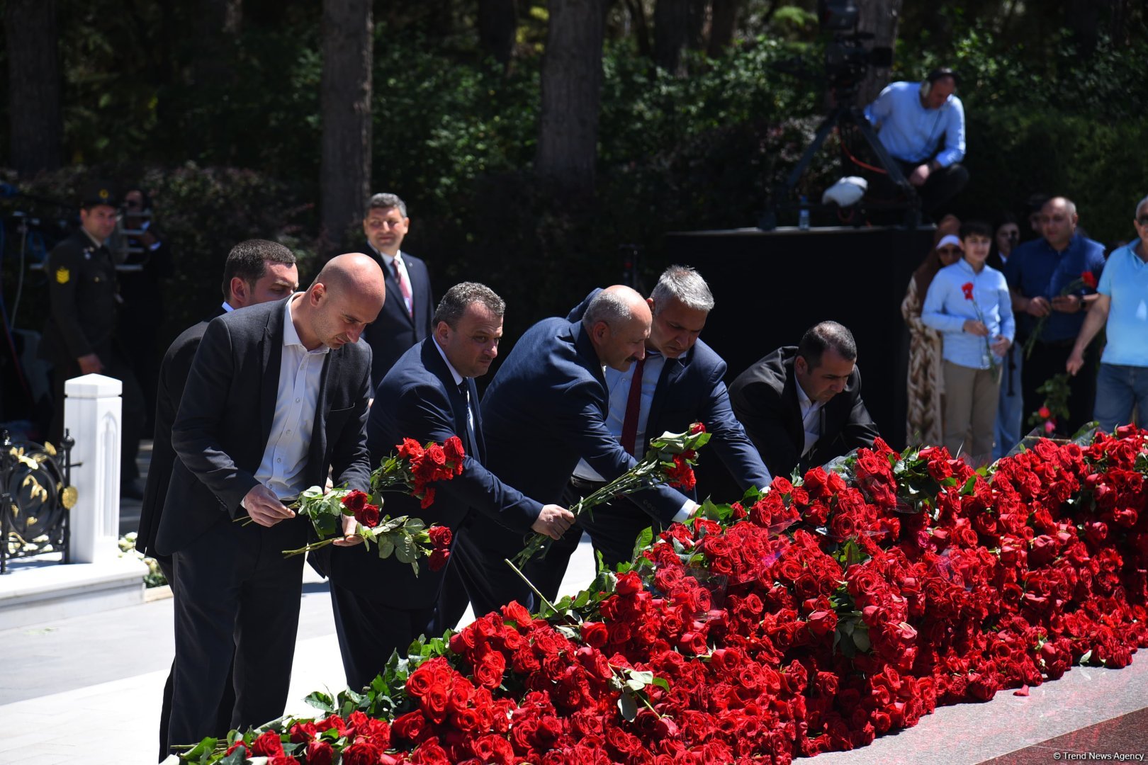 Azərbaycan xalqı Ulu Öndər Heydər Əliyevin məzarını ziyarət edir (FOTO)