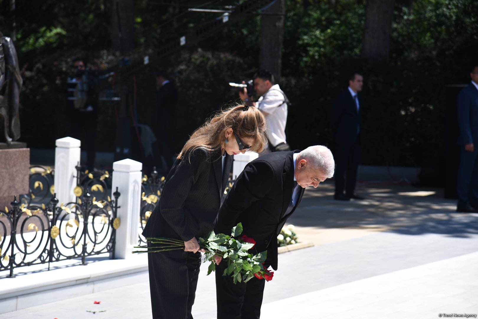Azərbaycan xalqı Ulu Öndər Heydər Əliyevin məzarını ziyarət edir (FOTO)
