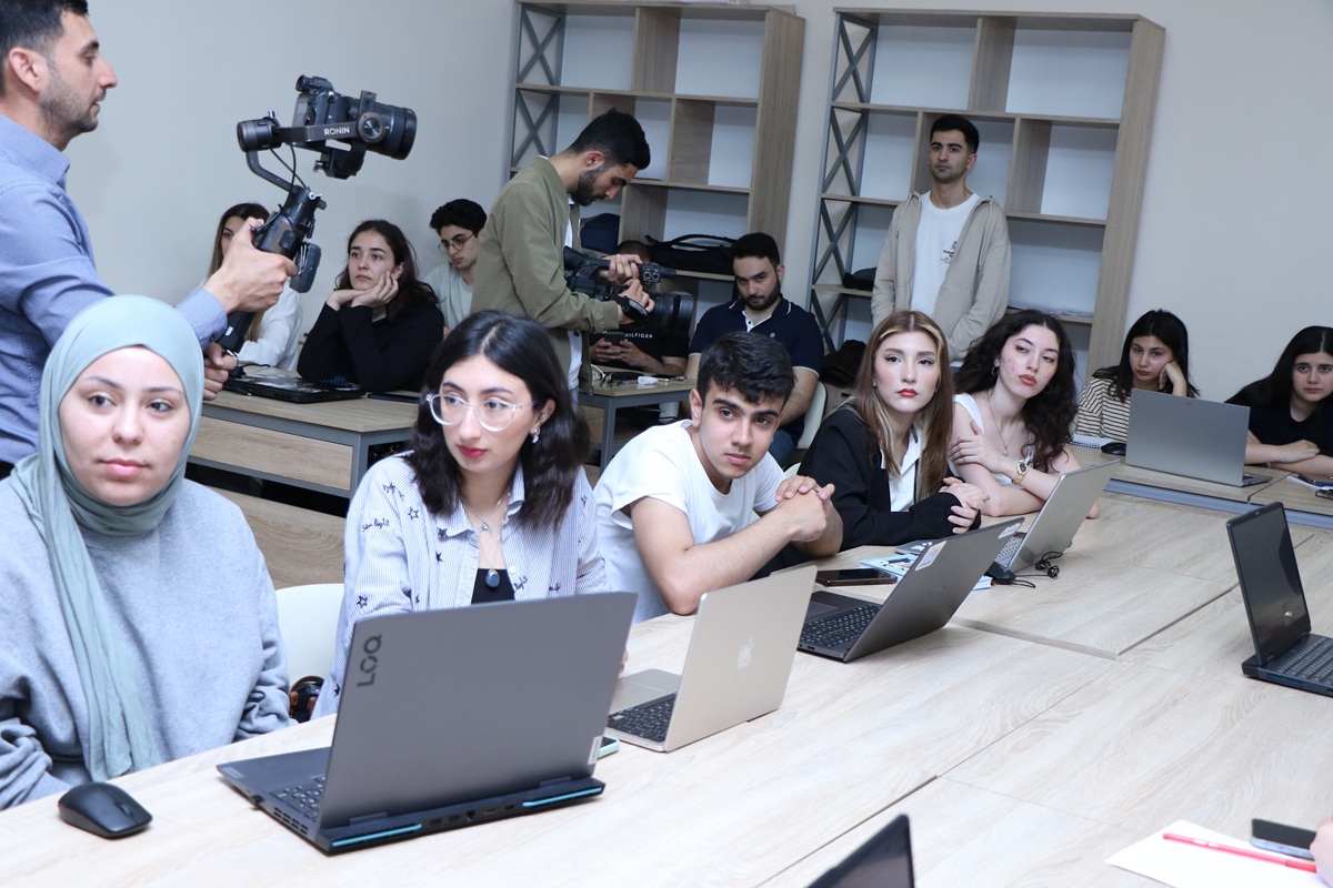 Startap yolunda ilk addım: Tələbə gənclər Hakatonda bacarığını nümayiş etdirir (FOTO)