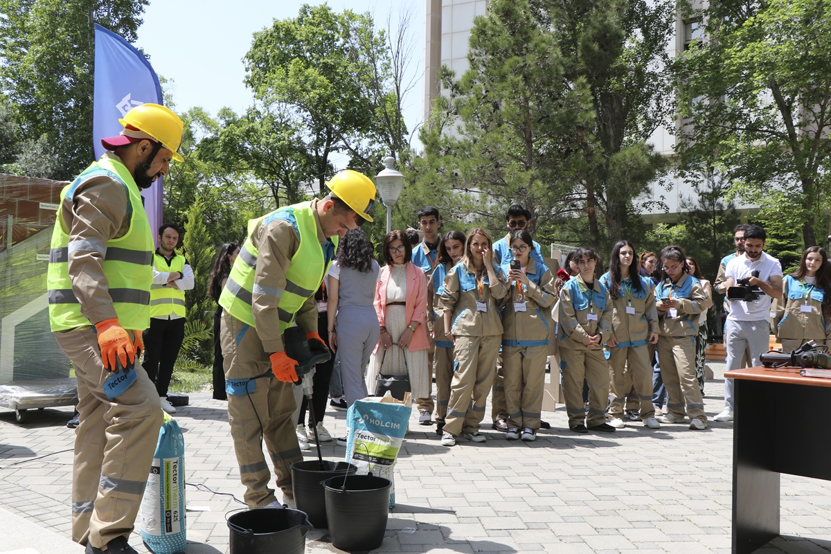 AzMİU-da “Elmdə Addımlar: TEC Günləri” çərçivəsində “Gələcəyin Qurucuları” layihəsinə start verilib (FOTO)