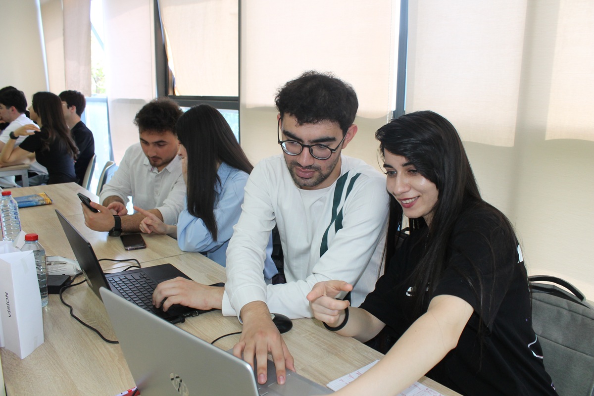 Startap yolunda ilk addım: Tələbə gənclər Hakatonda bacarığını nümayiş etdirir (FOTO)