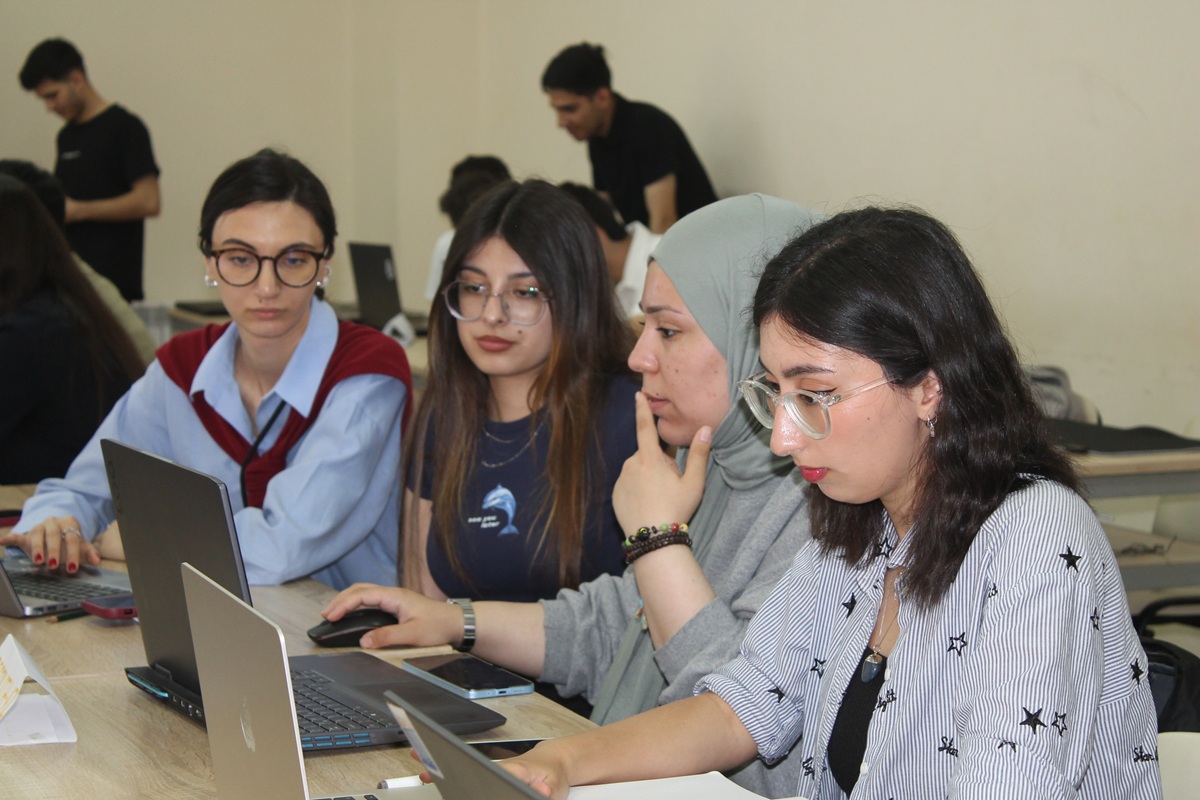 Startap yolunda ilk addım: Tələbə gənclər Hakatonda bacarığını nümayiş etdirir (FOTO)