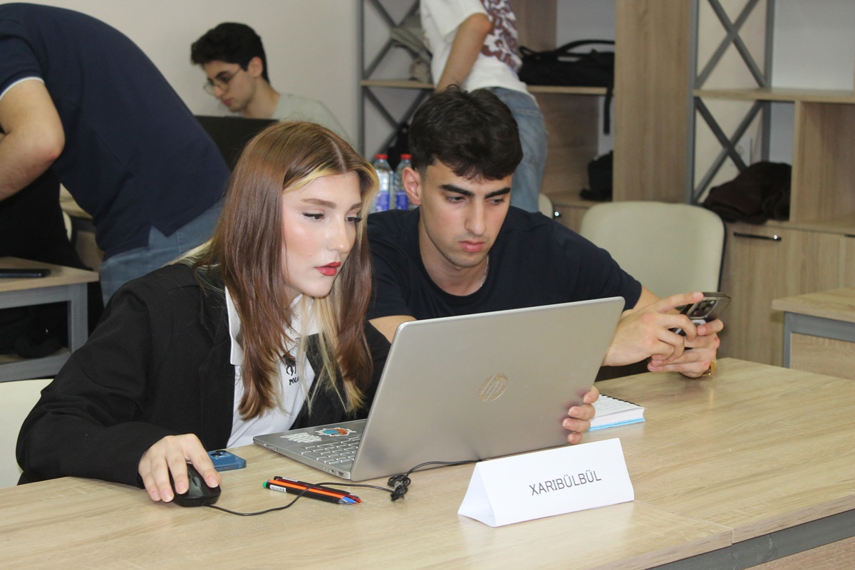 Startap yolunda ilk addım: Tələbə gənclər Hakatonda bacarığını nümayiş etdirir (FOTO)