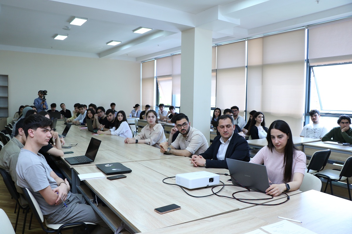 Startap yolunda ilk addım: Tələbə gənclər Hakatonda bacarığını nümayiş etdirir (FOTO)