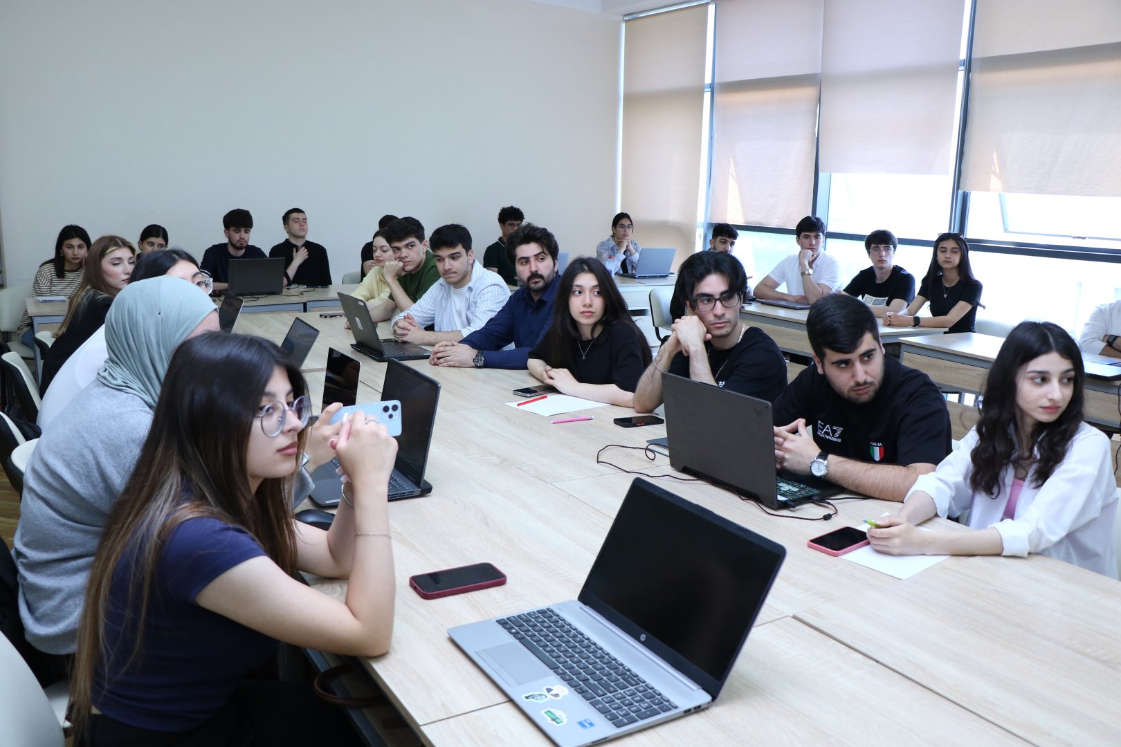 Startap yolunda ilk addım: Tələbə gənclər Hakatonda bacarığını nümayiş etdirir (FOTO)