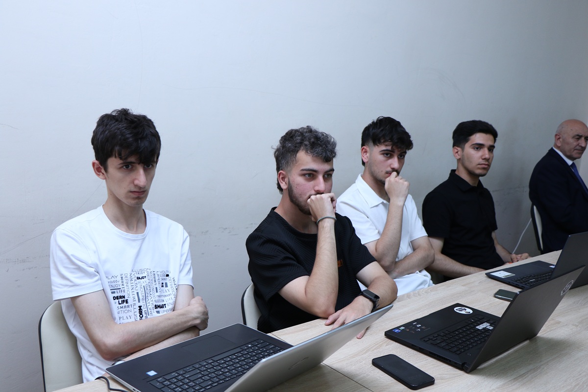 Startap yolunda ilk addım: Tələbə gənclər Hakatonda bacarığını nümayiş etdirir (FOTO)