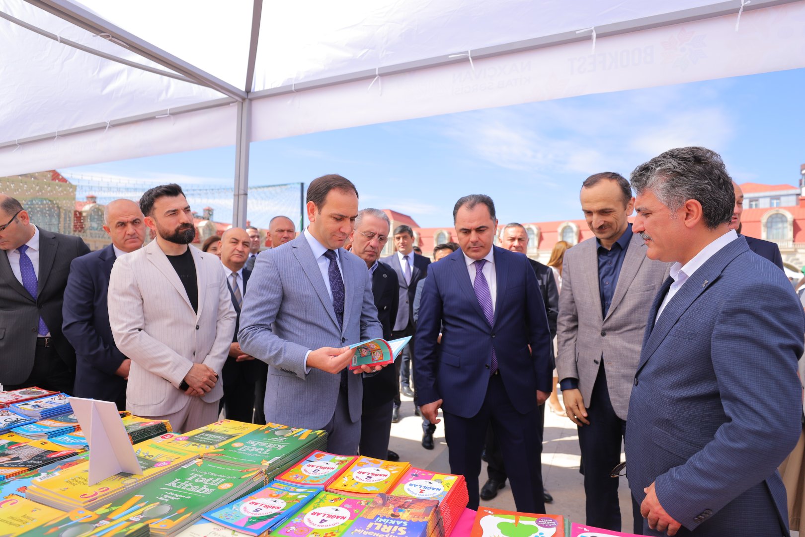 Naxçıvanda Ümummilli Lider Heydər Əliyevin anadan olmasının 102-ci ildönümünə həsr olunmuş “BookFest Naxçıvan Kitab Sərgisi 2025” keçirilib (FOTO)